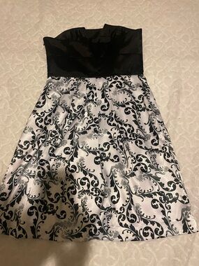 White House Black Market Black and White Strapless Dress
